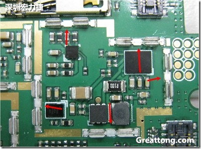 圖中顯示一塊電路板使用這種屏蔽夾(shielding clip)的實例?；旧衔覀冊趶澖堑牡胤蕉荚O計擺放了一個屏蔽夾，這樣可以讓作業員比較方便安裝屏蔽罩(shielding can)時的對位準確。然后在其他沒有屏蔽夾的地方也設計了一些接地的布線，一來可以稍微提升屏蔽罩的電磁隔絕能力，另一方面也可以為屏蔽夾無效時，馬上可以更改為屏蔽框，而無需要重新設計電路板。